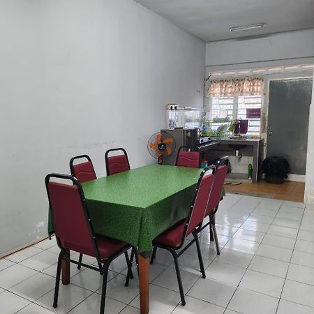 Villa Taufiq 34 Klia Sepang With 3 Airconds & Free Wi-Fi à Banting  Extérieur photo